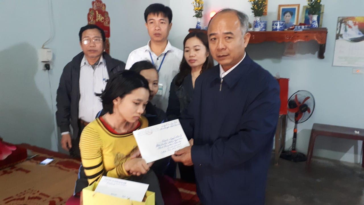 Đảng ủy, HĐND, UBND, UBMTTQ và các đoàn thể trao quà cho hộ nghèo Nguyễn An Trì khối Tân Tiến