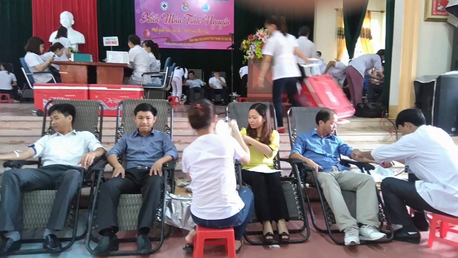 Anh Nguyễn Bá Thành, Nguyễn Bá Bình, Nguyễn Bá Hoàng, chị Nguyễn Thị Phương là đoàn viên công đoàn cơ quan phường tham gia hiến máu năm 2018