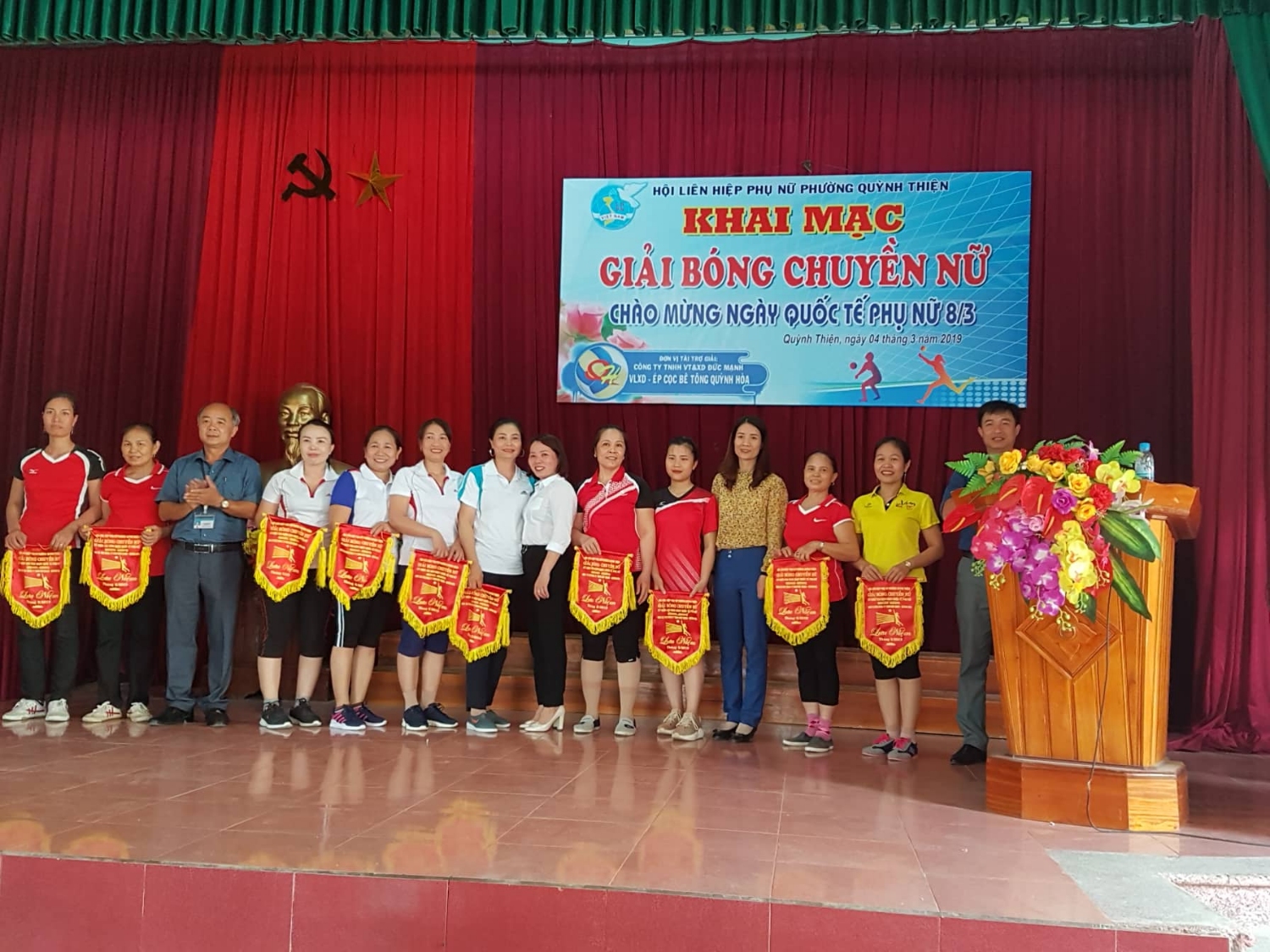 Đại diện Đảng ủy - UBND - Hội LHPN phường trao cờ lưu niệm  cho các đội bóng tham gia giải  