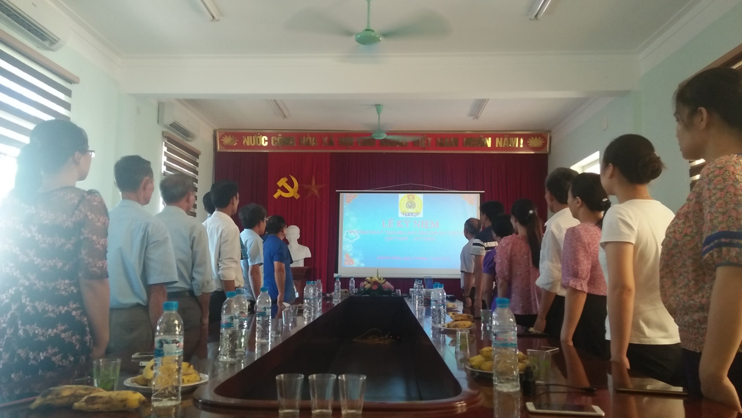 Hình ảnh lễ chào cờ kỷ niệm 90 năm ngày thành lập Công đoàn Việt Nam