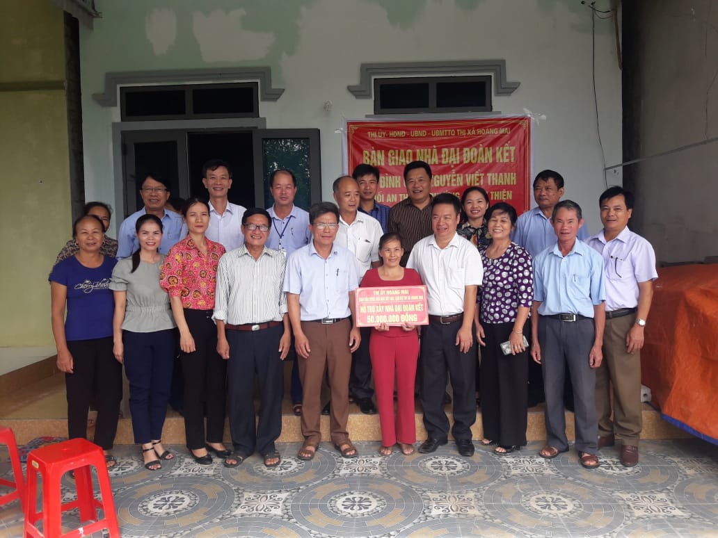 Bàn giao nhà Đại đoàn kết cho hộ nghèo phường Quỳnh Thiện
