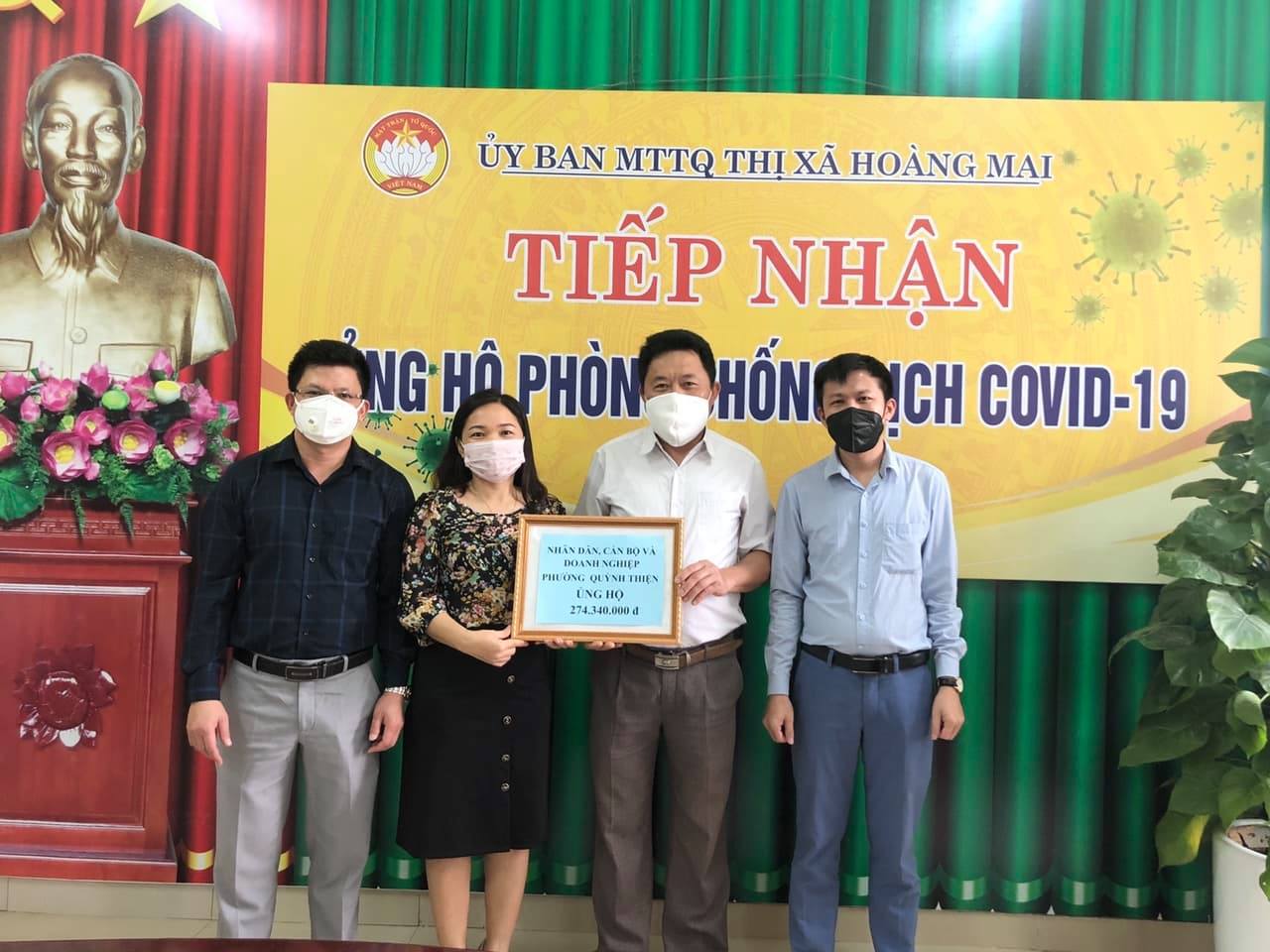 Đồng chí Hồ Sỹ Tùng-ThUV, Bí thư Đảng ủy và đồng chí Nguyễn Thị Phương - UV BTV, Chủ tịch UB MTTQ phường trao tiền ủng hộ covid-19