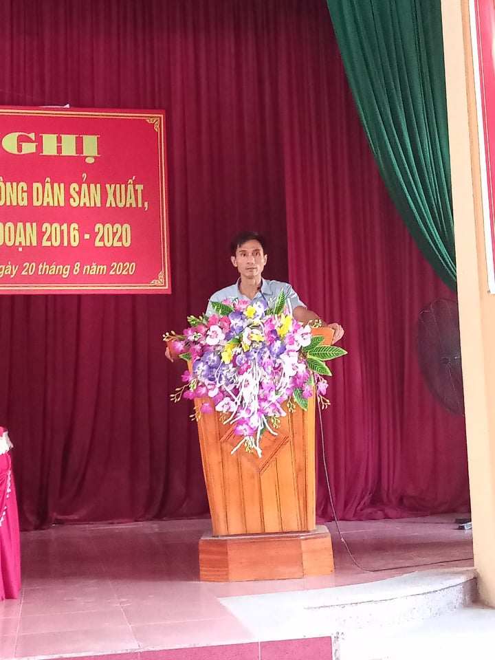 Đ/c Nguyễn Hữu Túy, phó chủ tịch hội Nông dân thị xã phát biểu chỉ đạo hội nghị