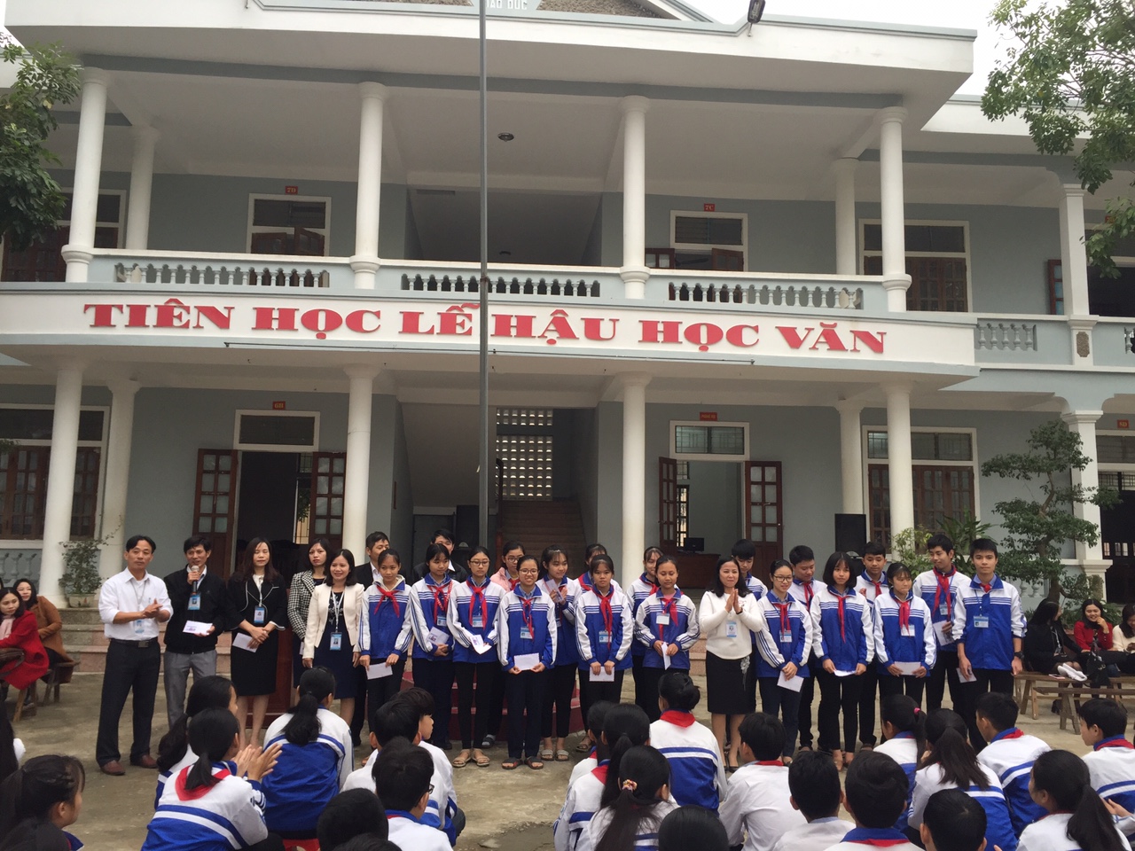 Trường THCS Quỳnh Thiện trao thưởng cho học sinh giỏi cấp tỉnh và giáo viên bồi dưỡng có học sinh giỏi cấp tỉnh năm học 2018-2019.