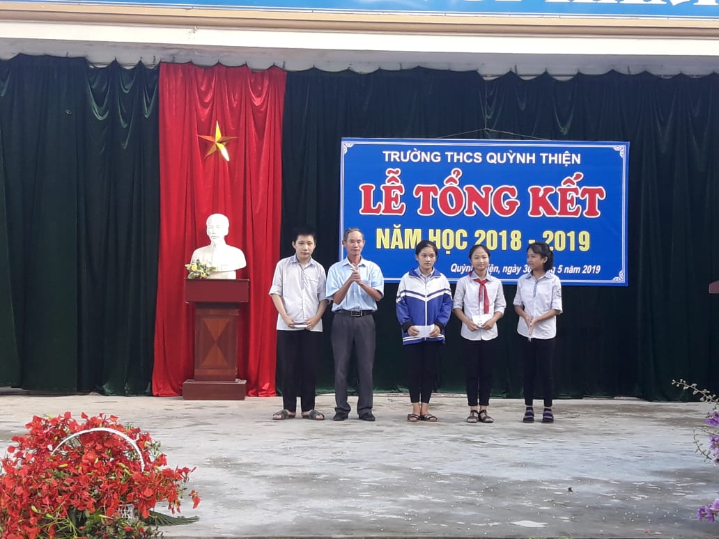 Đồng chí Nguyễn Duy Liên - Chủ tịch Hội CCB phường tặng quà cho các cháu học sinh nghèo, khó khăn vươn lên học giỏi