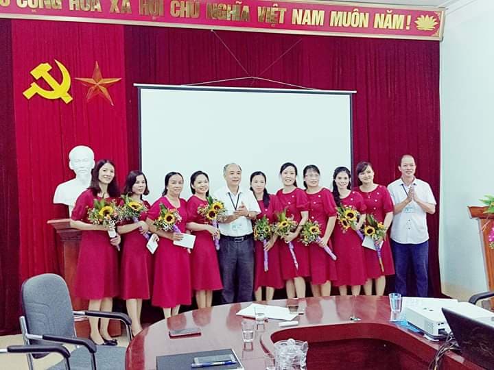 Các đồng chí lãnh đạo BTV Đảng ủy tặng hoa cho nữ đoàn viên công đoàn cơ quan nhân dịp 20/10/2019