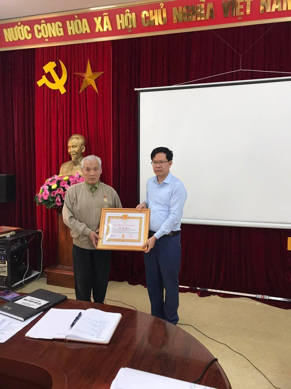 Đảng ủy phường Quỳnh Thiện tổ chức Lễ Trao Huy hiệu đảng cho đảng viên đợt 03/02/2021
