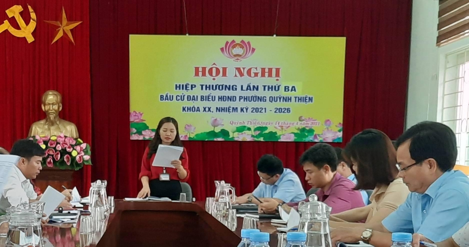 Bà Nguyễn Thị Phương - CT UB MTTQ báo cáo kết quả hội nghị lấy ý kiến cử tri nơi cư trú