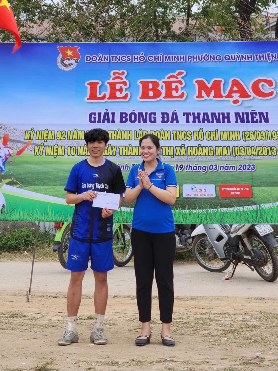 Đồng chí Nguyễn Thị Quỳnh Yên - Bí thư đoàn TN phường trao giải cầu thủ ghi nhiều bàn thắng nhất